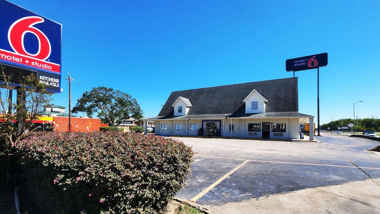 Studio 6 Webster Tx Houston Nasa Lake Exterior photo